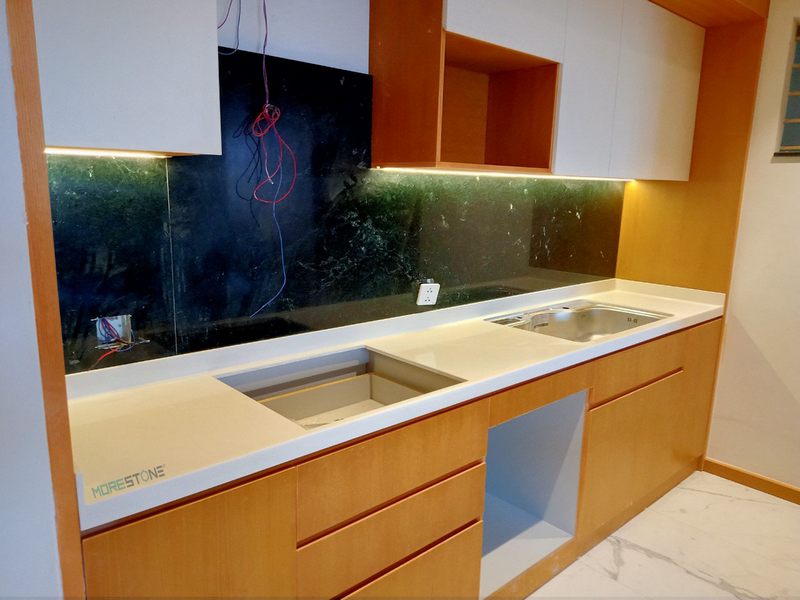 Khi bước vào căn bếp ấm áp, đá ốp tường bếp của chúng ta sẽ khiến bạn cảm nhận được sự sang trọng và ấn tượng với những điểm đẹp đặc biệt.