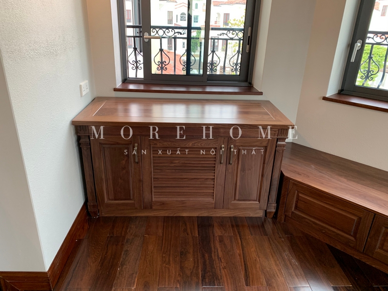 Thi công một kệ tủ gỗ óc chó tân cổ điển để tô điểm trang trí cho không gian với những ngăn tủ tiện lợi giúp sắp xếp không gian một cách gọn gàng và thẩm mỹ.